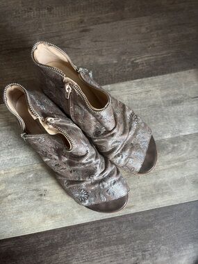 Unity in Diversity Sage block heel sandal size 9.5